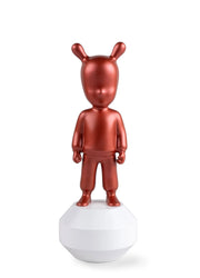 La figurine d'invité rouge métallique. Petit Modèle